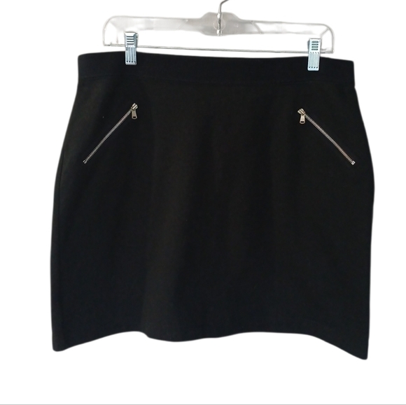 LOFT Dresses & Skirts - LOFT Black Casual Mini Skirt with Zippered Pockets Size Medium